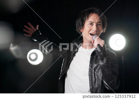 Musician singing a song 125337912