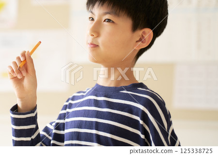 靈感迸發的那一刻 |小學高年級男孩的肖像 125338725