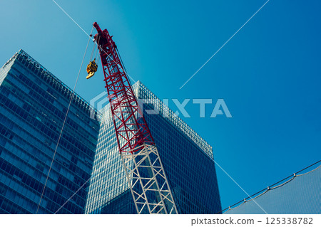 Construction work continues around Kajibashi in Yaesu, Tokyo 2025.04 e-3 Emphasis on warm and cool colors 125338782