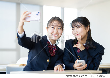 正在拍照的高中女生。照片由東京電子專門學校電波學園提供。 125338820