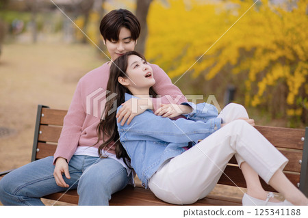 A couple enjoying a date while having a picnic in the park 125341188