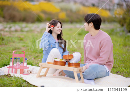 A couple enjoying a date while having a picnic in the park 125341199