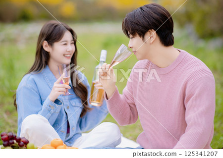 A couple enjoying a date while having a picnic in the park 125341207