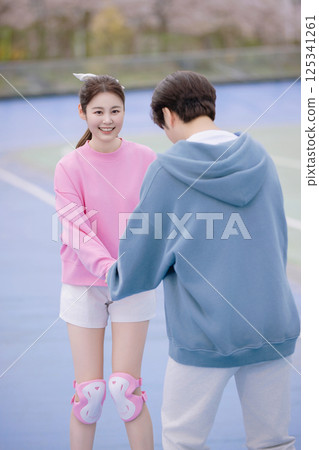 Couple skating in the park 125341261