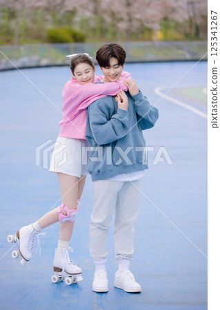 Couple skating in the park 125341267