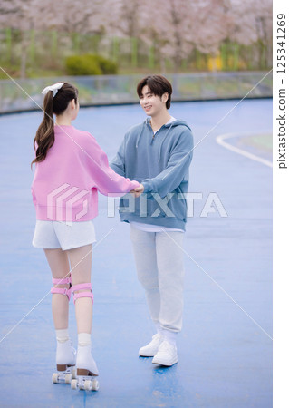 Couple skating in the park 125341269