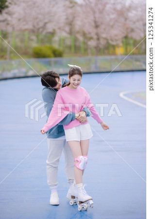 Couple skating in the park 125341274