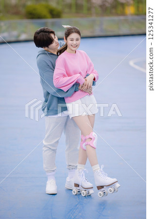 Couple skating in the park 125341277