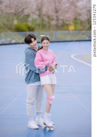 Couple skating in the park 125341279