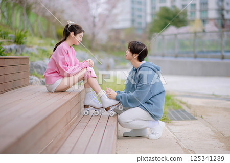 Couple skating in the park 125341289
