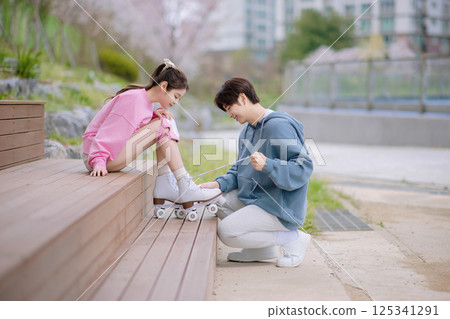 Couple skating in the park 125341291