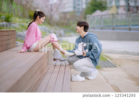 Couple skating in the park 125341293