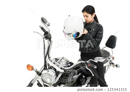 騎自行車的女孩戴安全帽希望安全出行 125341315