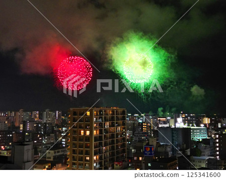 Aerial view of the Kinko Bay Fireworks Festival floating in the night sky over Kagoshima city 125341600