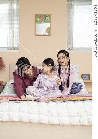 A family coloring together A family coloring together 125341853