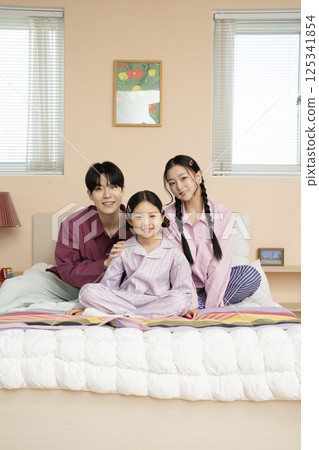 A family coloring together 125341854