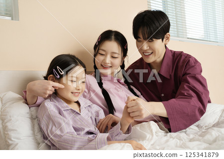 Parents watching their child learn from behind 125341879