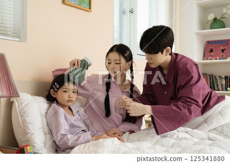 Parents watching their child learn from behind 125341880