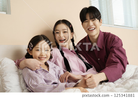 Parents watching their child learn from behind 125341881