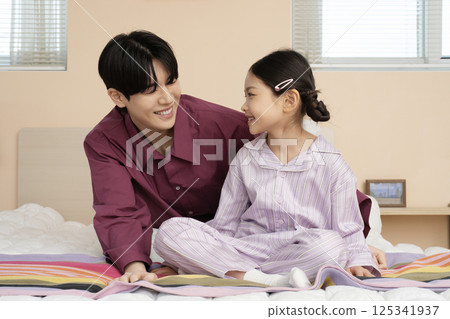 A family playing an LP A family playing an LP 125341937