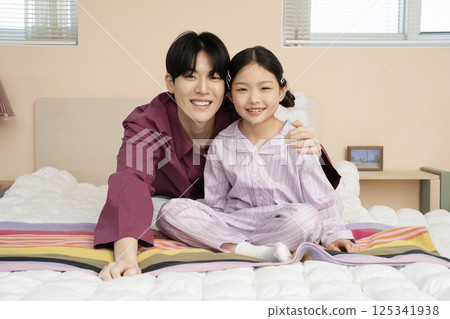 A family playing an LP 125341938