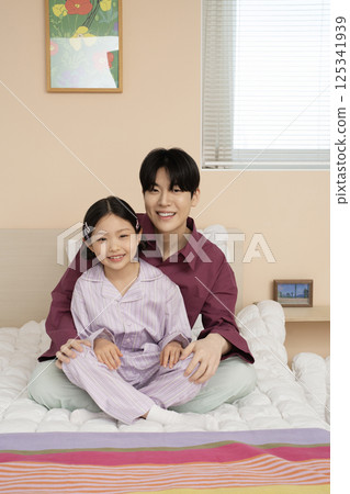 A family playing an LP 125341939