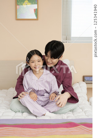 A family playing an LP 125341940