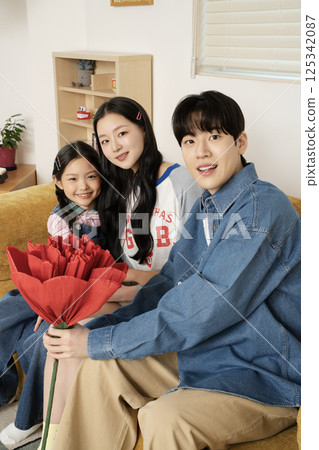 Family playing in bed 125342087