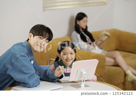 Dad sitting on bed with daughter Dad sitting on bed with daughter 125342123