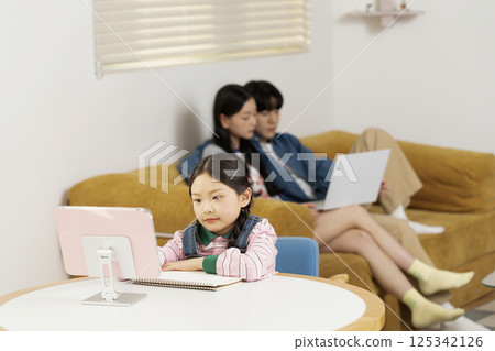 Dad and daughter reading a storybook together in bed Dad and daughter reading a storybook together in bed 125342126