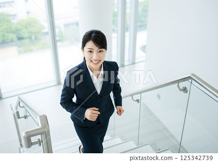 一位日本女商人跑上樓梯 125342739