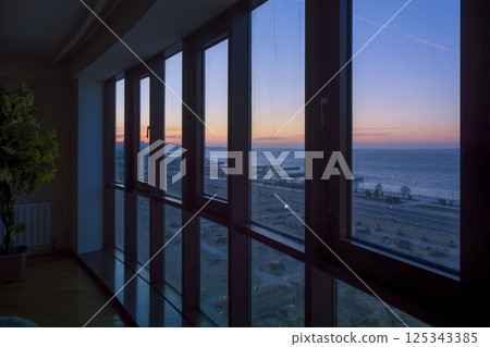 從阿塞拜疆里海沿岸的一間公寓望去，巴庫的黎明景象 125343385