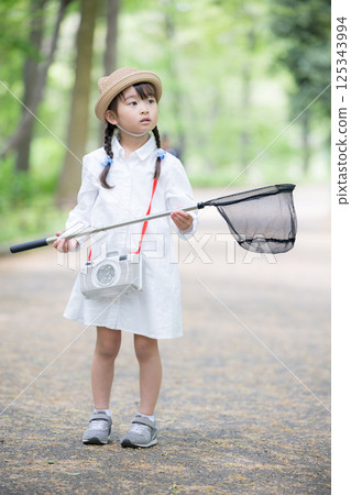 Catching insects - Girls' summer vacation 125343994