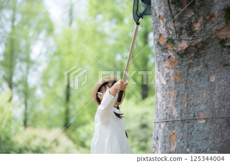 喪蟲行動！女孩的暑假，用網子在森林裡捕捉昆蟲 125344004