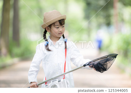 喪蟲行動!女孩的暑假,用網子在森林裡捕捉昆蟲 喪蟲行動!女孩的暑假,用網子在森林裡捕捉昆蟲 125344005