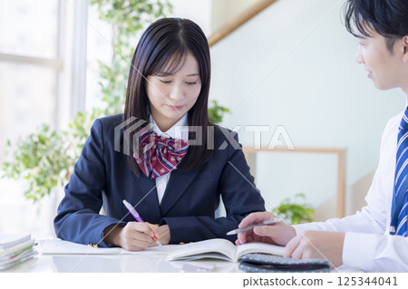 在補習班學習的高中生和他們的老師 在補習班學習的高中生和他們的老師 125344041