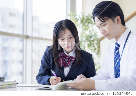 High school students studying at a cram school and their instructor 125344043