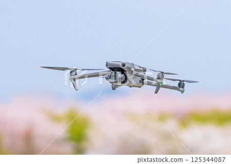 [Spring] A drone flying with cherry blossoms in the background 125344087