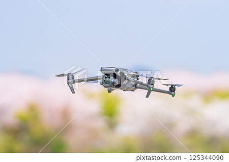 [Spring] A drone flying with cherry blossoms in the background 125344090