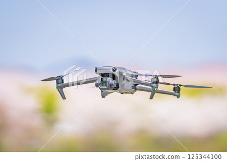 [Spring] A drone flying with cherry blossoms in the background 125344100
