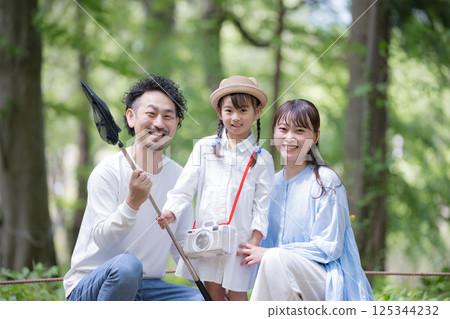 Family looking for bugs during summer vacation! Spring/summer outings and leisure activities, upper body, looking at camera, having fun playing in the forest and plateau Family looking for bugs during summer vacation! Spring/summer outings and leisure activities, upper body, looking at camera, having fun playing in the forest and plateau 125344232