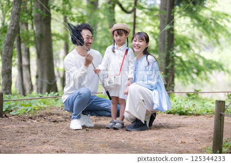 Family looking for bugs during summer vacation! Spring/summer outings and leisure activities, upper body, looking at camera, having fun playing in the forest and plateau 125344233
