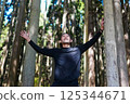 森林裡張開雙臂的男人 125344671