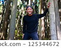 在森林裡運動的人 125344672