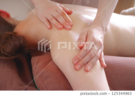 在美容院接受手臂按摩的婦女 在美容院接受手臂按摩的婦女 125344963