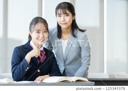 在補習班學習的女高中生和她們的老師。照片由東京電子專門學校電波學園提供。 125345379