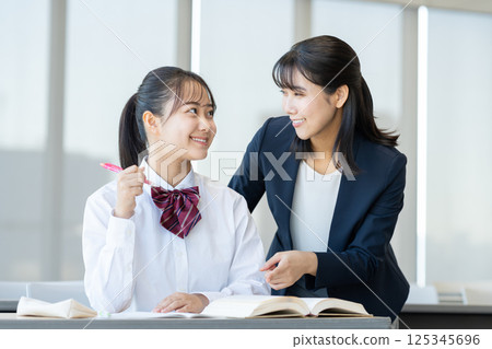 在補習班學習的女高中生和她們的老師。照片由東京電子專門學校電波學園提供。 在補習班學習的女高中生和她們的老師。照片由東京電子專門學校電波學園提供。 125345696