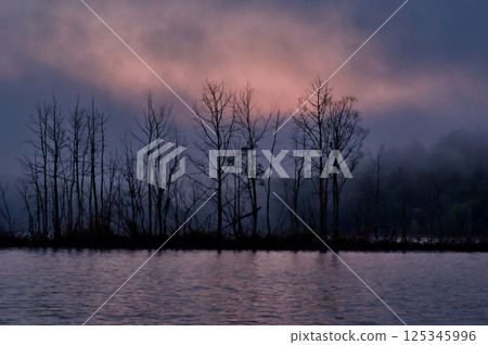 日出時的朱鞠內湖 125345996