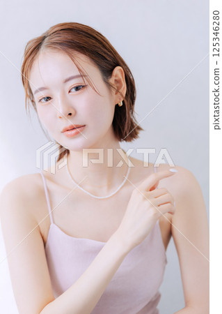 年輕女性的美麗形象 125346280