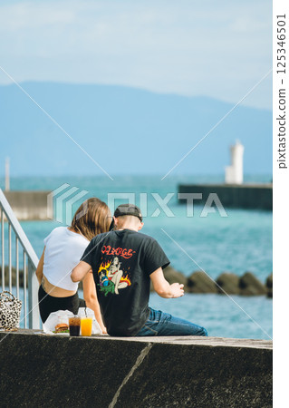 Lunchtime by the sea: a moment of serenity 125346501
